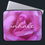 Housse Pour Ordinateur Portable Rose violet photo Inhale Citation moderne Gras<br><div class="desc">Une photo de fond d'une rose violet-rose vif donne envie de "s'arrêter et sentir les fleurs". Détendez-vous et respirez la beauté de cette photographie chaque fois que vous utilisez cette étonnante pochette d'ordinateur portable en néoprène photographie. Cette pochette pour ordinateur portable est disponible en trois tailles : 15", 13" et...</div>
