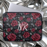 Housse Pour Ordinateur Portable Roses de Bourgogne avec Arrière - plan noir Monogr<br><div class="desc">Joli roses bordeaux et feuillage avec un arrière - plan noir sans couture motif floral voiture monogrammed poche ordinateur portable.</div>