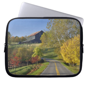 Housse Pour Ordinateur Portable Route rurale à travers la région de Bluegrass dans