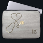 Housse Pour Ordinateur Portable Rustic Wood Médicale Docteur ou infirmière Portabl<br><div class="desc">Belle grise à grains de bois rustique d'apparence arrière - plan accentuée par un stéthoscope en forme de coeur. Les infirmières,  les médecins et les professionnels de l'industrie médicale adoreront cette pochette d'ordinateur. Monogramme avec initiales ou titre.</div>
