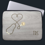 Housse Pour Ordinateur Portable Rustic Wood Médicale Docteur ou infirmière Portabl<br><div class="desc">Belle grise à grains de bois rustique d'apparence arrière - plan accentuée par un stéthoscope en forme de coeur. Les infirmières,  les médecins et les professionnels de l'industrie médicale adoreront cette pochette d'ordinateur. Monogramme avec initiales ou titre.</div>