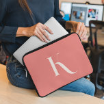 Housse Pour Ordinateur Portable Script de typographie rose vierge du nom initial p<br><div class="desc">Cette pochette d'ordinateur portable dans une délicate teinte rose pâle présente un design unique et propre avec un monogramme initial, ajoutant une touche d'individualité à votre appareil. Sa simplicité exhale l'élégance, offrant style et protection pour votre ordinateur portable. Offrez-vous un accessoire chic et personnalisé avec cette manche, alliant sophistication et...</div>