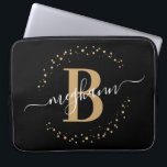 Housse Pour Ordinateur Portable Script moderne simple Girl Black Gold Monogramme<br><div class="desc">Fille, moderne, tendance, élégant, noir et or monogramme noir et rousse script de nom initial personnalisé monogrammed poche portable monogrammed personnalisé. Doté d'une initiale monogramme et d'un script de nom girly dans une police calligraphie à la main avec des queues d'échange et un cadre en cercle pointillé autour de votre...</div>