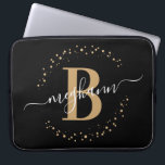 Housse Pour Ordinateur Portable Script moderne simple Girl Black Gold Monogramme<br><div class="desc">Fille, moderne, tendance, élégant, noir et or monogramme noir et rousse script de nom initial personnalisé monogrammed poche portable monogrammed personnalisé. Doté d'une initiale monogramme et d'un script de nom girly dans une police calligraphie à la main avec des queues d'échange et un cadre en cercle pointillé autour de votre...</div>