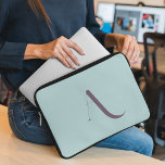 Housse Pour Ordinateur Portable Script Monogramme personnalisé initial bleu et pou<br><div class="desc">Cette pochette d'ordinateur portable dans une teinte bleu et violet molle présente un design moderne avec un monogramme dans une police de script, ajoutant une touche contemporaine à votre appareil. Son style élégant allie sophistication et protection pour votre ordinateur portable. Offrez-vous un accessoire tendance et personnalisé avec cette manche, alliant...</div>