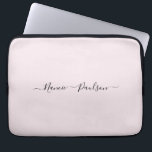 Housse Pour Ordinateur Portable Script rose pâle moderne et minimaliste Nom person<br><div class="desc">Un design simple et élégant de typographie de nom personnalisé dans une police de script décontracté en noir frappant sur rose pastel clair. L'article parfait pour le minimaliste branché. Un cadeau ou accessoire sur mesure tendance pour toute occasion. Debra Valencia, une visionnaire artiste motif de surface, créatrice de produits et...</div>
