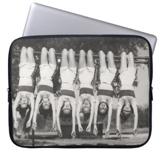 Housse Pour Ordinateur Portable Showgirls sur les bars à singes, design ludique.