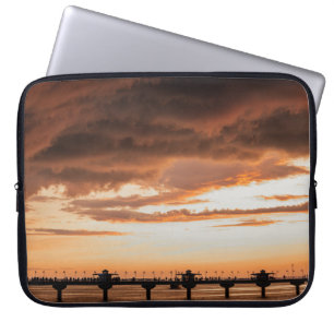 HOUSSE POUR ORDINATEUR PORTABLE SILHOUETTE DE PERSONNES SUR LA PLAGE PENDANT LE CO