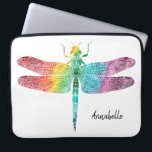 Housse Pour Ordinateur Portable Silhouette magnifique de libellule d'aquarelle<br><div class="desc">Douille d'ordinateur portable personnalisée par silhouette magnifique de libellule d'aquarelle d'arc-en-ciel. Arc-en-ciel de couleurs dans l'aquarelle,  silhouette de libellule.  Ajoutez le nom pour personnaliser. www.SamAnnDesigns.com</div>
