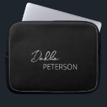 Housse Pour Ordinateur Portable Simple Noir Élégant Contemporain moderne<br><div class="desc">Manche d'ordinateur portable noir moderne avec un design simple et minimal personnalisé avec votre nom dans un script élégant et une police sans serif contemporaine.</div>