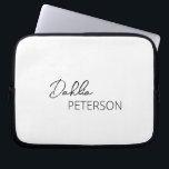 Housse Pour Ordinateur Portable Simple noir et blanc Élégant contemporain moderne<br><div class="desc">Manche portable moderne en noir et blanc avec un design simple et minimal personnalisé avec votre nom dans un script élégant et une police sans serif contemporaine.</div>