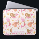 Housse Pour Ordinateur Portable Sirène rose mignonne personnalisée<br><div class="desc">Un mignon motif de sirène rose orne cette manche d'ordinateur portable. Personnalisez-le avec votre nom. Fait un cadeau amusant pour une fille. Conçu pour vous par Blackberry Boulevard.</div>