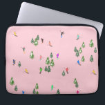 Housse Pour Ordinateur Portable Skieurs roses Ski d'ouverture Noël Ski de vacances<br><div class="desc">Ouverture du ski ! Skieur cool à thème hivernal design motif avec skieurs sur les pistes de la station de ski alpin parmi les sapins enneigés dans les alpes. Les skieurs freeride portent des combinaisons de ski rétro vintages et colorées, descente en ski avec des skis sur un arrière -...</div>