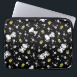 Housse Pour Ordinateur Portable Snoopy & Woodstock Fun & Flowers<br><div class="desc">Jetez un oeil à ce design super mignon avec Snoopy & Woodstock s'arrêtant pour sentir les fleurs.</div>