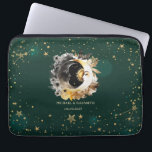 Housse Pour Ordinateur Portable Soleil Céleste Et Fleurs Lune Étoiles Vert<br><div class="desc">Soleil et lune d'or céleste,  fleurs et étoiles sur un arrière - plan vert.</div>