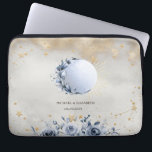 Housse Pour Ordinateur Portable Soleil céleste, Fleurs Lune Bleue, Ciel de nuit de<br><div class="desc">Soleil doré céleste et lune bleue,  fleurs et étoiles sur une aquarelle nuit ciel arrière - plan.</div>