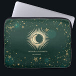 Housse Pour Ordinateur Portable Soleil Or Céleste Et Étoiles Lune Vert<br><div class="desc">Soleil et lune d'or céleste,  étoiles sur un arrière - plan vert.</div>