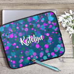 Housse Pour Ordinateur Portable Sparkly turquoise bleu pourpre confetti points nom<br><div class="desc">Des points de confettis bleus, violets, roses et verts brillamment turquoise sur un arrière - plan turquoise foncé ornent cette pochette d'ordinateur portable en néoprène de marque personnalisée, chic et moderne. Fait une déclaration amusante et élégante chaque fois que vous l'utilisez. Cette pochette pour ordinateur portable est disponible en trois...</div>