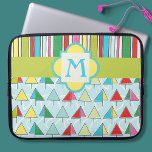 Housse Pour Ordinateur Portable Stripes du lac coloré Manche de l'ordinateur porta<br><div class="desc">Ce fun multi-couleur bateaux et manches d'ordinateur portable à motifs rayures est prêt pour votre monogramme personnel. Créé en rayures aux couleurs vives et voiliers abstraits naviguant sur un lac. Choisissez votre taille dans le menu déroulant.</div>