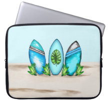 Surfboards rétro dans le sable