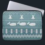 Housse Pour Ordinateur Portable Sweat de Noël Motif Knagged Baleine Rustique<br><div class="desc">Design d'illustration des jours et nuits d'hiver chauds et douillets, avec un pull de Noël drôle et tricoté classique avec des baleines blanches, des cloches à mâcher, des sapins et des flocons de neige. Un motif minimaliste de chandail Xmas design festif en bleu clair et blanc pour les amateurs de...</div>