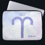 Housse Pour Ordinateur Portable SYMBOLE D'Astrologie Pretty Aries Personnalisé Pur<br><div class="desc">Cette jolie pochette d'ordinateur portable Aries en violet et lavande personnalisées présente votre signe astrologique du Zodiac dans un beau éclat comme les constellations. Customisez ce cadeau mignon avec votre nom dans une belle écriture cursive pour quelqu'un qui a un anniversaire fin mars ou début avril.</div>