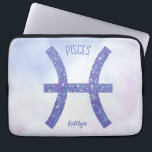 Housse Pour Ordinateur Portable Sympathique Pisces Astrologie Signe Personnalisé V<br><div class="desc">Cette jolie pochette d'ordinateur portable personnalisée Pisces pourpre et lavande présente votre signe astrologique du Zodiac dans une belle étincelle comme les constellations. Customisez ce cadeau d'astrologie mignon avec votre nom en écriture cursive pour quelqu'un qui a un anniversaire fin février ou début mars.</div>