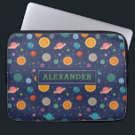 Housse Pour Ordinateur Portable Système solaire avec Soleil et Planètes Personnali<br><div class="desc">Un système solaire moderne et amusant motif avec des planètes colorées,  des étoiles et des illustrations solaires contre un arrière - plan bleu foncé. Cette conception peut être personnalisée avec un nom ou monogrammé avec des initiales.</div>