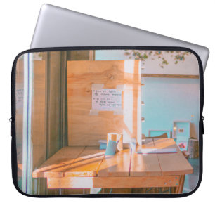 Housse Pour Ordinateur Portable TABLE Brown EN BOIS AVEC PAPIER D'IMPRIMANTE BLANC