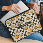 Housse Pour Ordinateur Portable Tableau de contrôle de la marguerite Super rétro N<br><div class="desc">Retro Super Daisy Checkerboard Personnalisé Nom Portable Sleeve dispose d'un motif marguerrier super sur un arrière - plan motif damier noir et blanc avec votre texte personnalisé ou nom personnalisé au centre. Parfait comme cadeau pour la famille et les amis pour Noël, anniversaire, fêtes, fête des mères, collègues de travail...</div>
