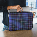 Housse Pour Ordinateur Portable Tartan écossais bleu foncé<br><div class="desc">Manche portable motif plaid moderne en bleu foncé avec accents noir et blanc.</div>