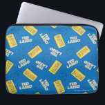 Housse Pour Ordinateur Portable Ted Lasso | Croyez le Motif de signe et de balle<br><div class="desc">Découvrez ce panneau "Croyez" Ted Lasso et le motif de lancer de football.</div>