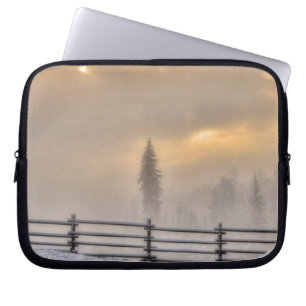 Housse Pour Ordinateur Portable Terrain agricole en hiver Neige au lever du soleil