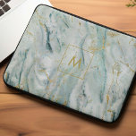 Housse Pour Ordinateur Portable Texture en marbre imprimé en or et en eau Monogram<br><div class="desc">Marbre tendance et élégant et texture dorée design personnalisé.</div>