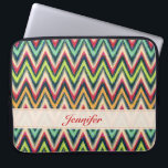 Housse Pour Ordinateur Portable Tons colorés Retro Chevron Motif Monogramme<br><div class="desc">Motif sans couture de chevron rétro coloré avec monogramme personnalisable et optionnel. Disponible sur d'autres produits.</div>