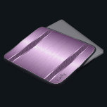 Housse Pour Ordinateur Portable Tons Violets Refroidi Aluminium Look<br><div class="desc">Motif en aluminium brossé,  design mauve et métallique. Des bandes de motif géométrique noir.</div>