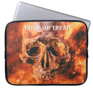 Housse Pour Ordinateur Portable Trick ou Treat. Crâne flamboyant dans l'espace