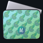 Housse Pour Ordinateur Portable Turquoise vert irisé Peacock Motif Monogramme<br><div class="desc">Cute motif paon sur vert et aquamarine arrière - plan couleur deux tons avec élégant monogramme.</div>
