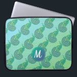 Housse Pour Ordinateur Portable Turquoise vert irisé Peacock Motif Monogramme<br><div class="desc">Cute motif paon sur vert et aquamarine arrière - plan couleur deux tons avec élégant monogramme.</div>