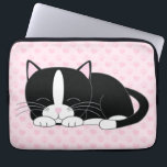 Housse Pour Ordinateur Portable Tuxedo Sleepy Chat {rose}<br><div class="desc">Manche d'ordinateur personnalisée avec une adorable illustration d'un chaton bicolor mignon faisant une sieste sur un coeur et empreinte de patte arrière - plan motif.</div>