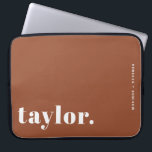 Housse Pour Ordinateur Portable Typographie rétro Terracotta Personnalisé<br><div class="desc">Faites ressortir votre ordinateur portable avec ce coque portable personnalisé doté d'une typographie rétro audacieuse. Personnalisez-le avec votre nom et une courte phrase pour créer un design qui est entièrement à vous. Choisissez parmi une gamme de couleurs pour convenir à votre style ou à votre espace de travail. Idéal pour...</div>