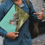Housse Pour Ordinateur Portable Un écureuil souffle une bulle photo d'un animal<br><div class="desc">Montrez votre côté ludique avec cette pochette d'ordinateur portable excentrique et mignon. Il présente une photo d'un écureuil gris soufflant une bulle avec un peu de bubblegum rose.</div>