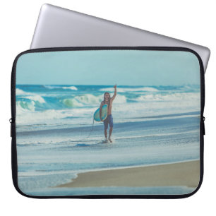 Housse Pour Ordinateur Portable Un homme transportant du surf à la plage