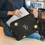 Housse Pour Ordinateur Portable Un luxe intemporel | Manche monogramme minimale po<br><div class="desc">Améliorez votre accessoire technologique quotidien avec ce Manche Portable Monogram de luxe intemporel, conçu pour les professionnels, les étudiants et toute personne qui apprécie l'élégance sophistiquée. Doté d'un monogramme audacieux et minimaliste, face à un arrière - plan noir élégant aux accents hexagonaux géométriques dorés, ce manchon personnalisé pour ordinateur portable...</div>