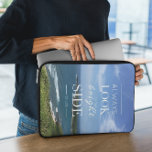 Housse Pour Ordinateur Portable Une perspective positive sur la vie / ©Paysage mar<br><div class="desc">Ce design est l'arrière - plan d'une oeuvre photographique originale représentant un littoral magnifique avec un ciel bleu et des nuages blancs, accompagné d'un message inspirant au centre : "TOUJOURS REGARDEZ SUR LE CÔTÉ LUMINEUX DE LA VIE" dans l'art typographique. Cette phrase transmet une attitude optimiste envers la vie -...</div>