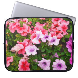 Housse Pour Ordinateur Portable Une photo nature est une belle fleur de pétunia. P