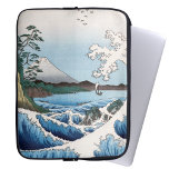 Housse Pour Ordinateur Portable Utagawa Hiroshige - Mer au large de Satta, provinc<br><div class="desc">Mer au large de Satta dans la province de Suruga - De la série Trente-six Vues du Mont Fuji - Utagawa Hiroshige, imprimé en bois, 1858. Sur le site Ukiyo-e print, on voit des vagues s'écraser sur des rochers le long de la côte à Satta, dans la province de Suruga,...</div>