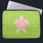 Housse Pour Ordinateur Portable Vert rose décoré d'un monogramme Quatrefoil de<br><div class="desc">Un cadeau comportant une illustration d'une tortue de mer rose.  Personnalisez avec votre monogramme sur la coquille de la tortue.  L'arrière - plan est motif de quatrefoil de vert de chaux.</div>