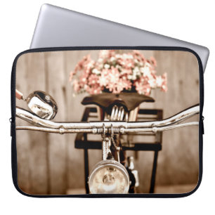 Housse Pour Ordinateur Portable Vieux vélo et fleurs flou dans le processus arrièr