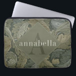 Housse Pour Ordinateur Portable Vintage feuillage vert William Morris Monogramme<br><div class="desc">Ce design simple mais élégant présente un motif floral foncé et élégant inspiré par William Morris dans des tons verts sauge. Gardez votre ordinateur portable ou votre tablette protégé avec style. Ajoutez un nom pour le personnaliser. Fait un grand cadeau de Noël ou de fête des mères. Créé par Simply...</div>